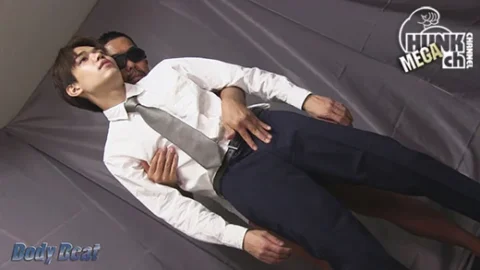 【マッチョ】ノンケAV男優がデカチン起たせてスーツ姿で男に喰われる