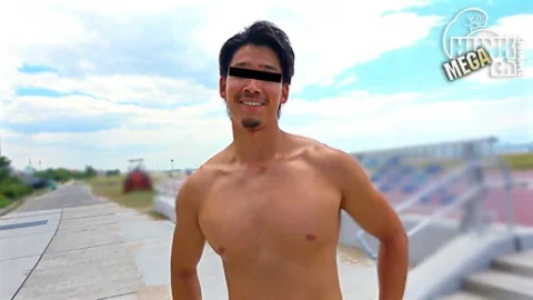【ゴリマッチョ】夏ハメ2025!!色気溢れる男前アメフトマッチョ雄平くん29歳を海で捕獲!!豪快駅弁、汗だく激ピストンで溜まったザーメンぶっかける!!